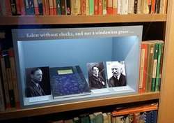 Bücher und Fotografien in der W. H. Auden Gedenkstätte