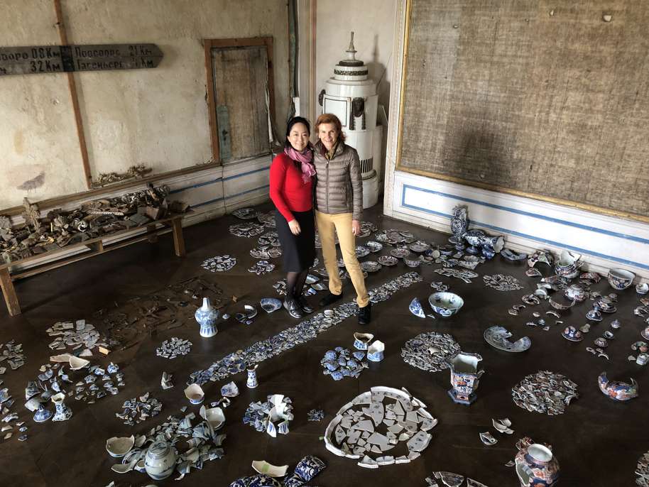 Verena Piatti und Machiko Furuya Hoshina im Scherbenzimmer, auf dem Boden aufgelegt Porzellanscherben