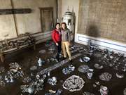 Verena Piatti und Machiko Furuya Hoshina im Scherbenzimmer, auf dem Boden aufgelegt Porzellanscherben