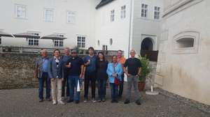 Team des Museums Neunkirchen vor Schloss Pöggstall